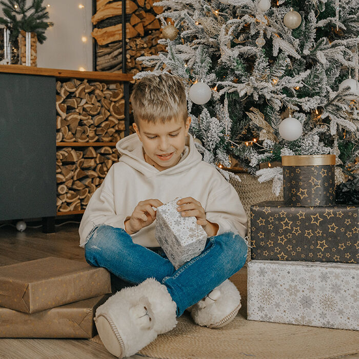 Что подарить мальчику на 1 год: творческие и памятные подарки