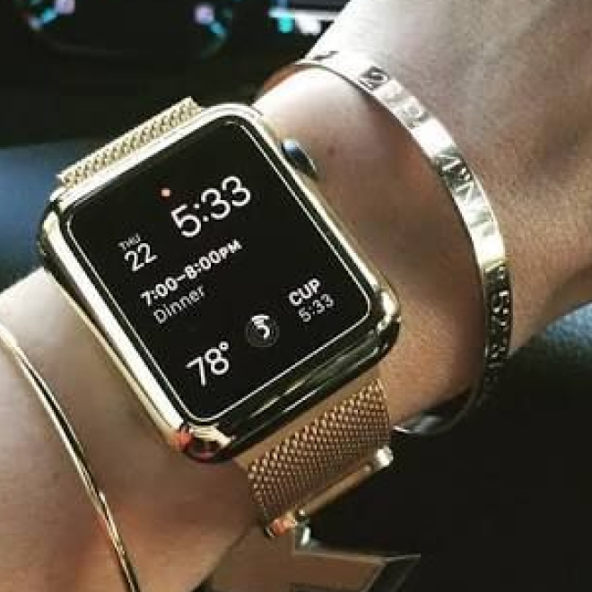 Аппле ультра. Apple watch 8 Gold. Эппл вотч с золотым ремешком. Золотой браслет на Эппл вотч 7.