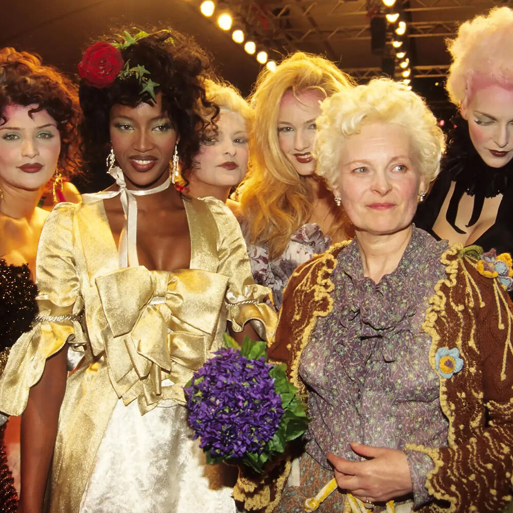Хелена Кристенсен, Наоми Кэмпбелл, Вивьен Вествуд и модели на показе Vivienne Westwood, неделя моды в Париже 1990-е г.