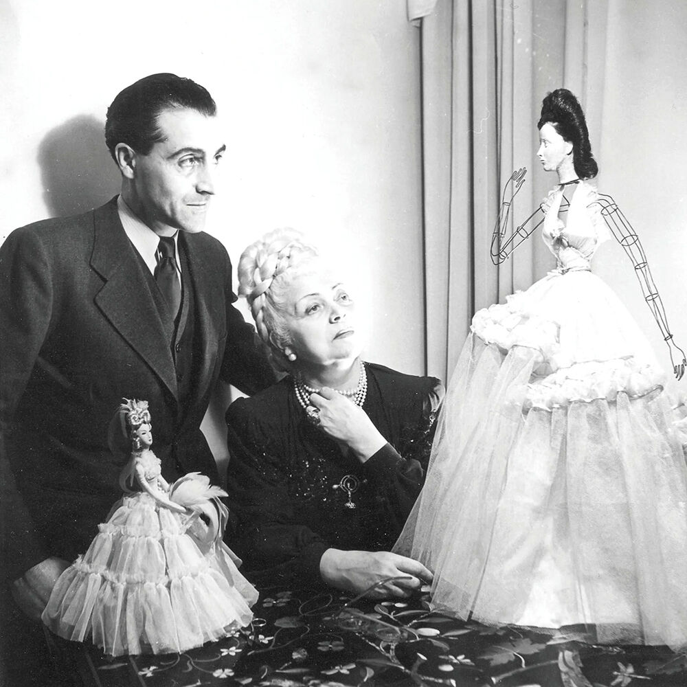 Нина Риччи и Роберт Риччи с экспонатами выставки «Théâtre de la Mode», 1945 г.