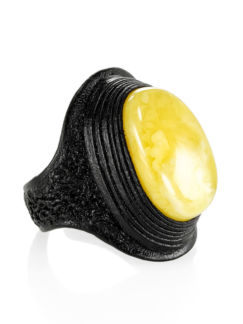 Крупное кольцо-перстень из натуральной кожи с овальной вставкой из медового