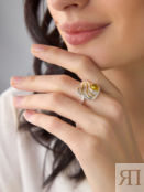 Крупное квадратное кольцо из серебра с золочением, украшенное янтарём «Эрит