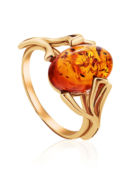 Женственное кольцо из золота с овальной вставкой из коньячного янтаря